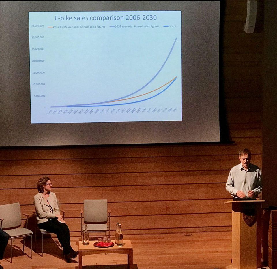 Kevin Mayne, Giám đốc điều hành của Cycling Industries Europe, phát biểu tại Hội nghị thượng đỉnh eBike tại Đại học Oxford, ngày 10 tháng 4 năm 2019.